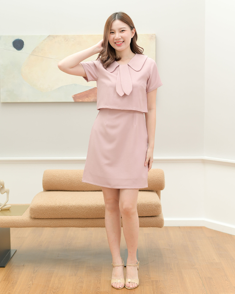 kudapy เดรสแขนสั้น คอปกแต่งหูกระต่าย แพทเทิร์นเหมือนใส่แยกชิ้น ช่วงกระโปรงทรงเอจับเกล็ดเข้าเอว