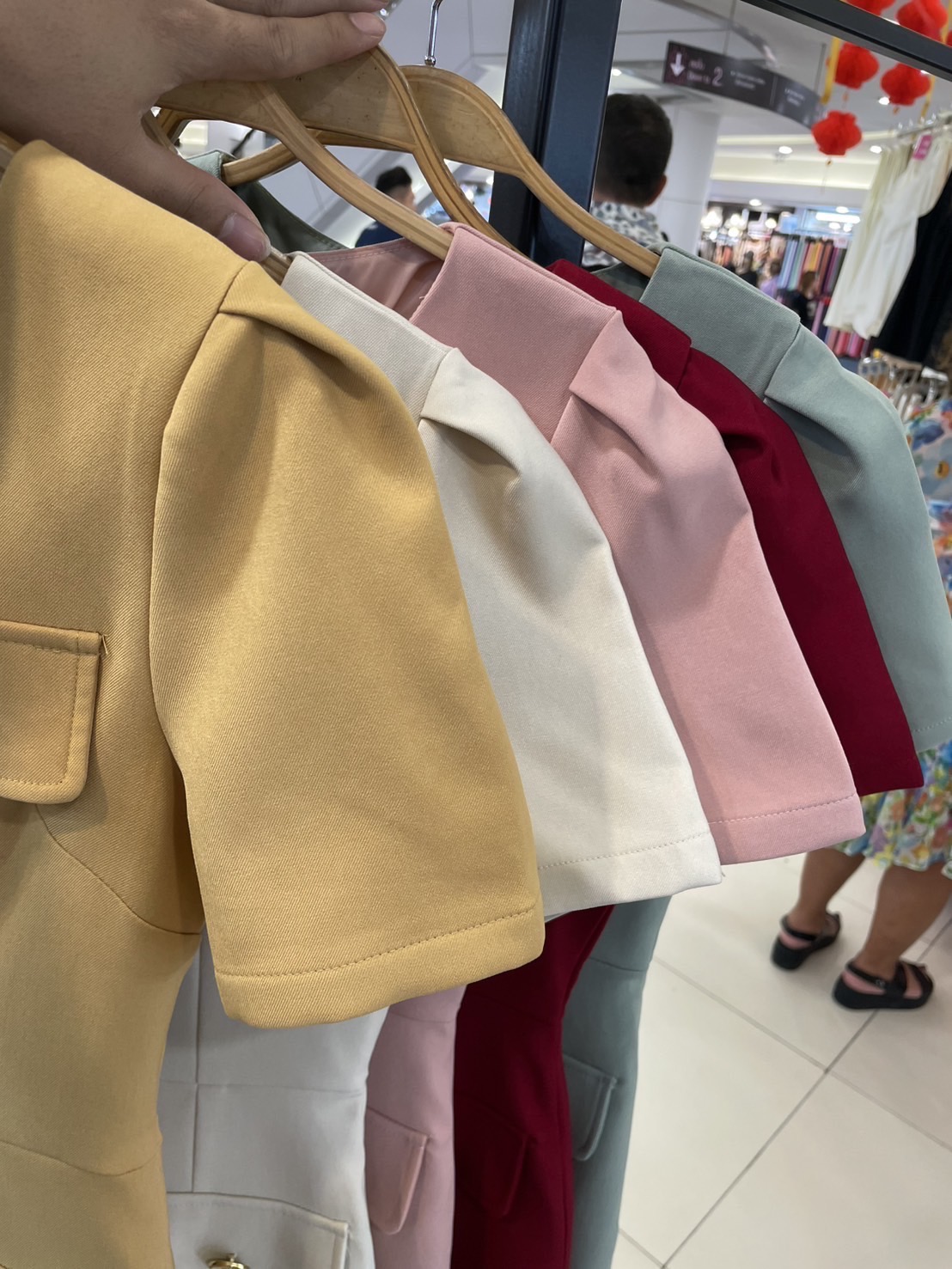 kudapy เดรสสั้นออกงาน เดรสแขนสั้น คอกลม แต่งกระดุมมุกทอง เดรสผ้าวูล ผ้าหนา