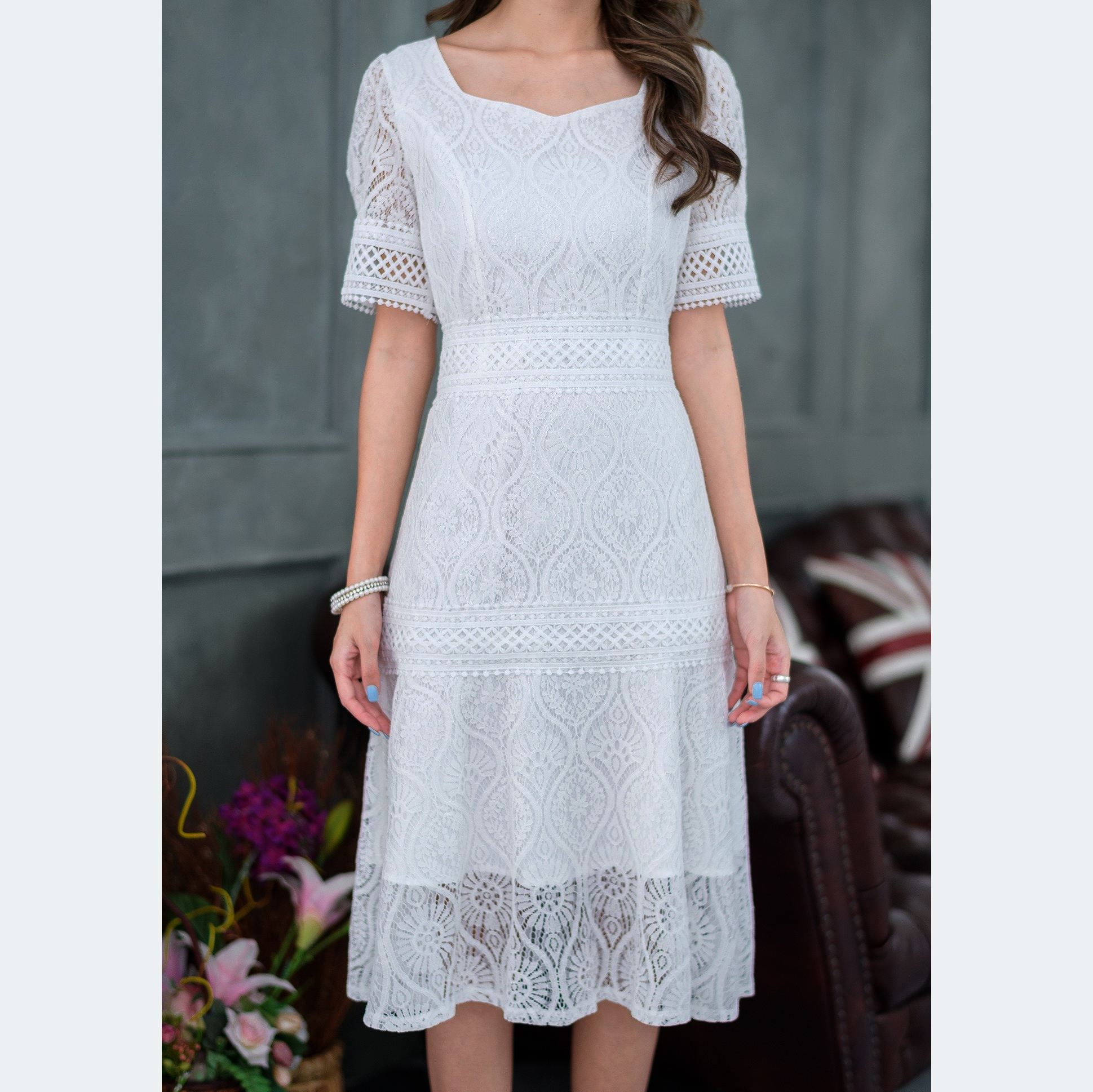 kudapy เดรสลูกไม้เนื้อนิ่มแขนสั้นคอเหลี่ยมสีขาว/สีม่วง ลายสวย ดีเทลแต่งลูกไม้คาดช่วงเอว และสะโพก ปลายแขนแต่งจั้มสวยหวานน่ารักมากๆค่ะ