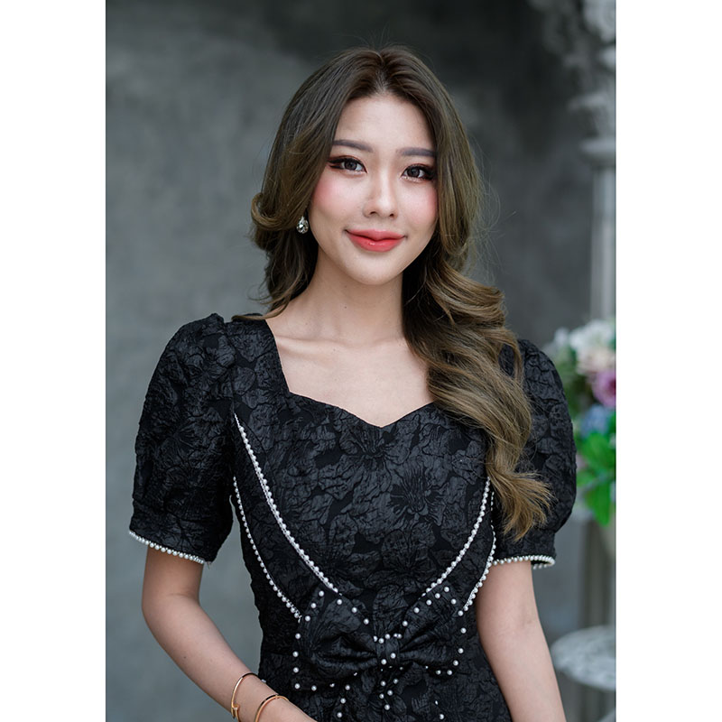 kudapy เดรสสั้นสีชมพู/สีดำ ผ้าลิลลี่ผ้ายอดนิยมขายดีของทางร้านค่ะ ผ้านุ่มลายสวย กระโปรงบาน คอเหลี่ยม มีดีเทลแต่งโบว์ด้านหน้าช่วงเอว