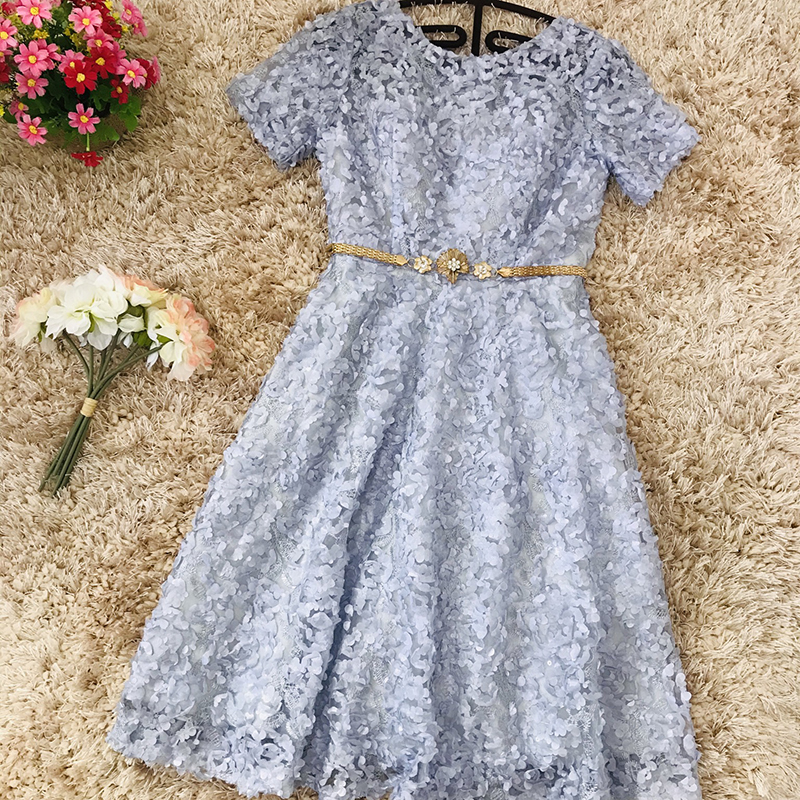 เดรสสั้นสีเทาฟ้า ตัวชุดเป็นผ้าลายดอกไม้สามมิติ (ไม่รวมเข็มขัด)