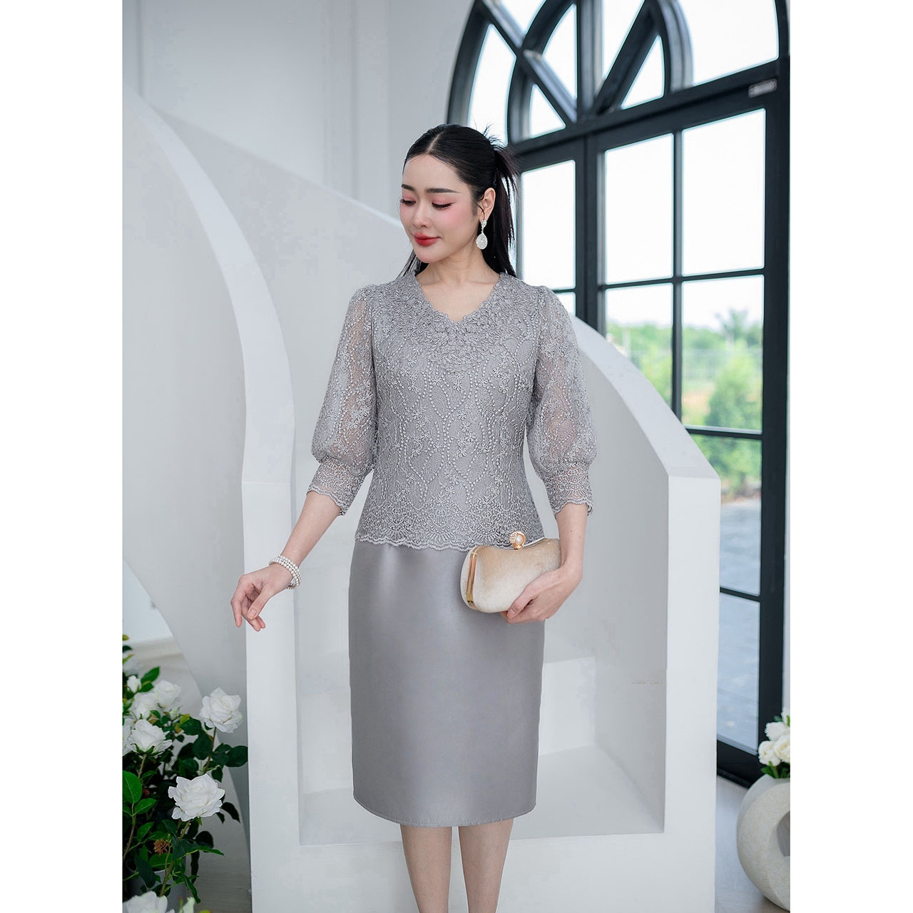 kudapy เดรสผ้าไหมออกงานรุ่นนี้สวยหรูดูสุภาพ งานผ้าลูกไม้ใยบวบ คอวีแต่งลูกไม้รอบคอด้วยลูกไม้ แขนเสื้อเป็นแขนพองบอลลูนแบบจั้มปลายแขนทรงสวย