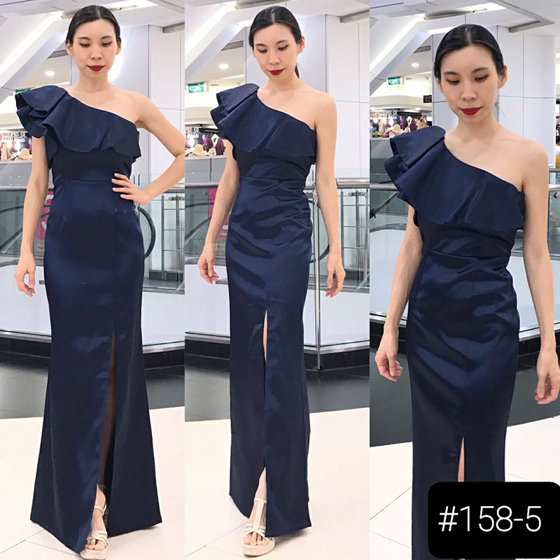 kudapy เดรสยาวสีกรม ครปเปอร์ เขียวเข้ม มิ้นท์ ส้มอิฐ แดง ทอง ชมพู เทา เปิดไหล่ข้าง แต่จีบแขนตุ๊กตาสวยดูดี