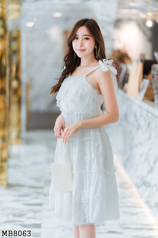 เดรสสั้นแขนกุดสีขาว เอวจั้มยืดหยุนได้ ไหล่ปรับได้หลายระดับ แต่งผ้าด้านหน้าอก ให้ดูพริ้ว M/L