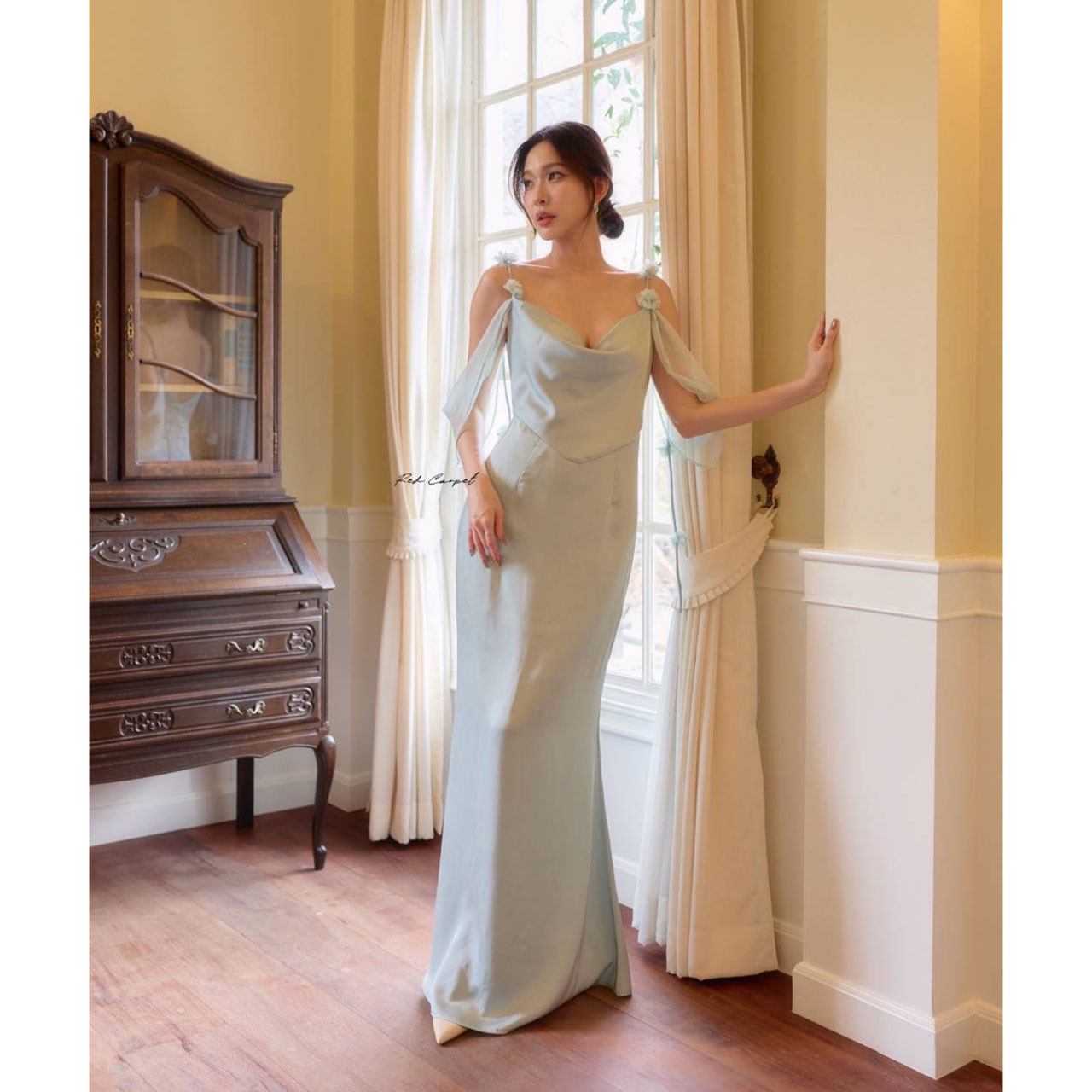 kudapy เดรสซาตินคอถ่วงเสริมหุ่นให้ดูเพรียวสวย เสน่ห์แห่งความอ่อนหวานที่ถูกถ่ายทอดผ่านซิลูเอตต์พลิ้วไหว ดีเทลโชว์ไหล่และสายผ้าบางเบาให้ลุคที่หรูหรา