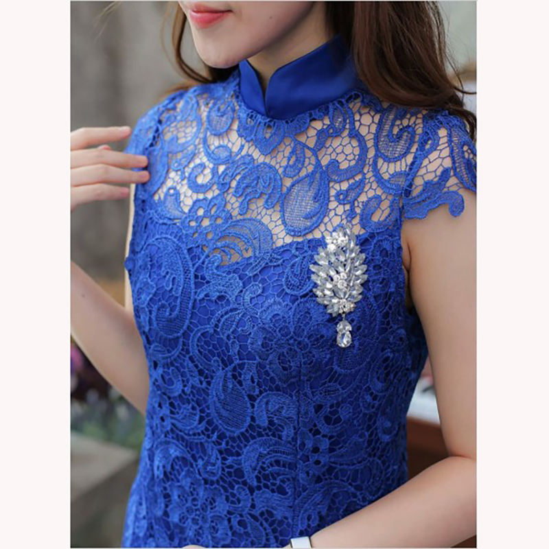 kudapy เดรสลูกไม้สีน้ำเงิน/สีชมพู คอจีน อกไหล่ซีทรู มีซับในในตัว ซิบสีทองด้านหลัง