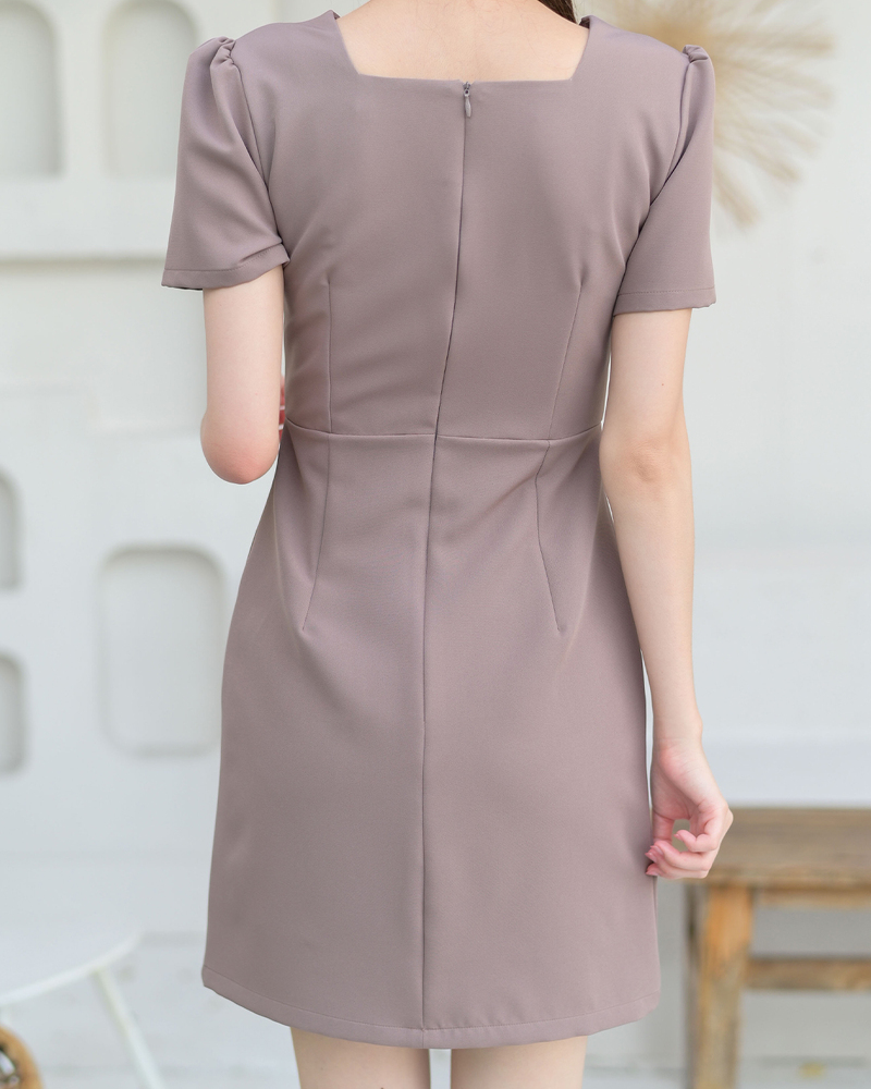 kudapy เดรสแขนสั้น ดีไซน์คอเหลี่ยมแต่งโบว์อกแบบเก๋ๆ ที่บ่าซ้าย รูดไหล่ยกพองให้ลุคคุณหนูน่ารัก