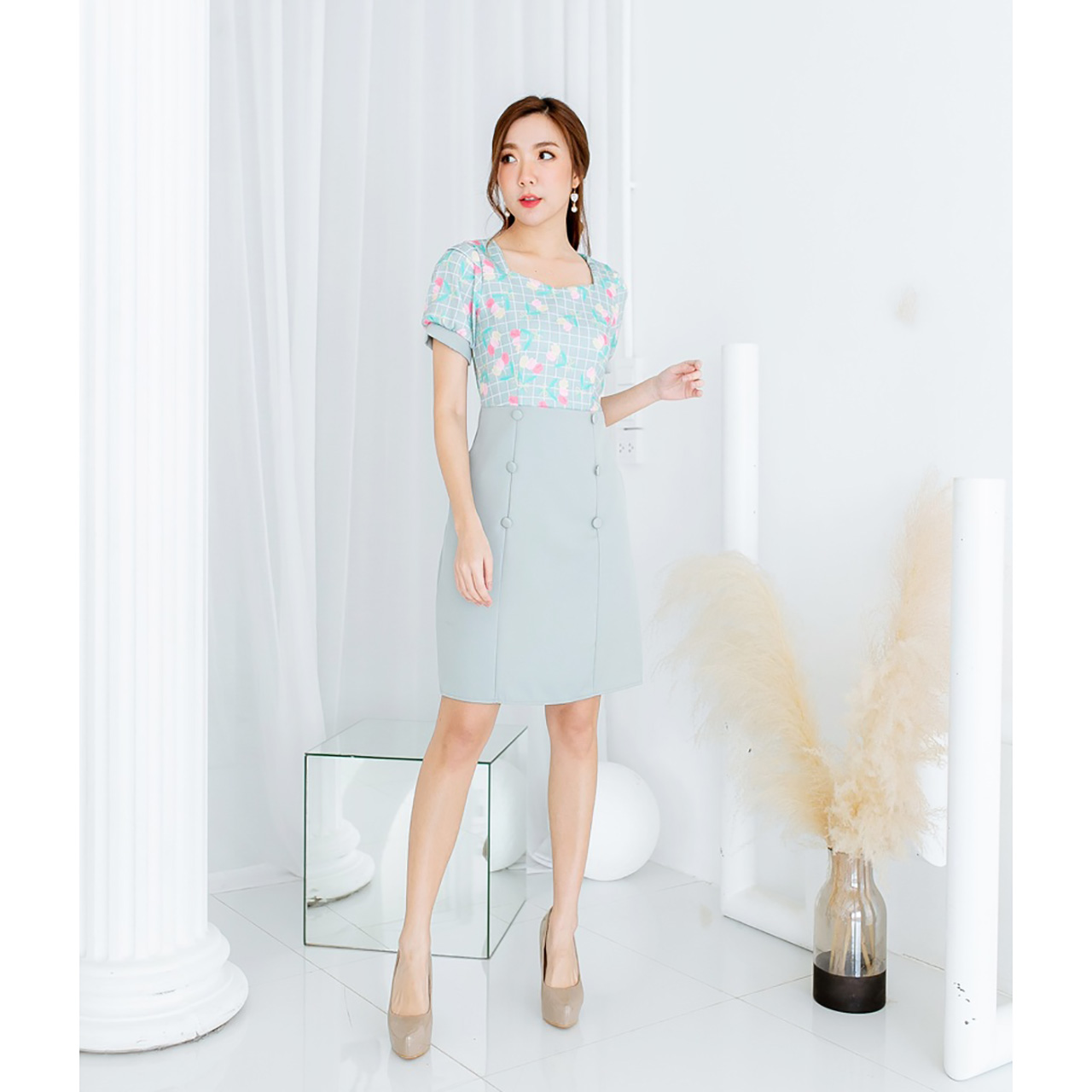 kudapyเดรสสั้นสีชมพู/สีเขียว เดรสคอเหลี่ยมลายดอกไม้ แต่งกระดุมหน้าสวยดูดี