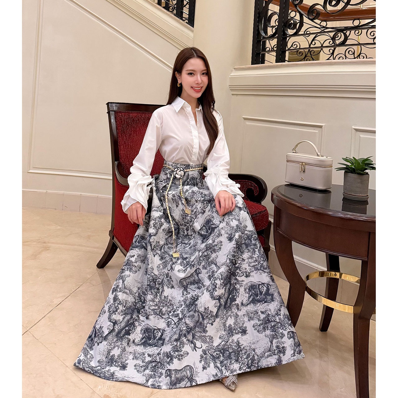 kudapy เซ็ทเสื้อเชิ้ตแขนกุหลาบมาพร้อมกระโปรงยาวพิมพ์ลาย