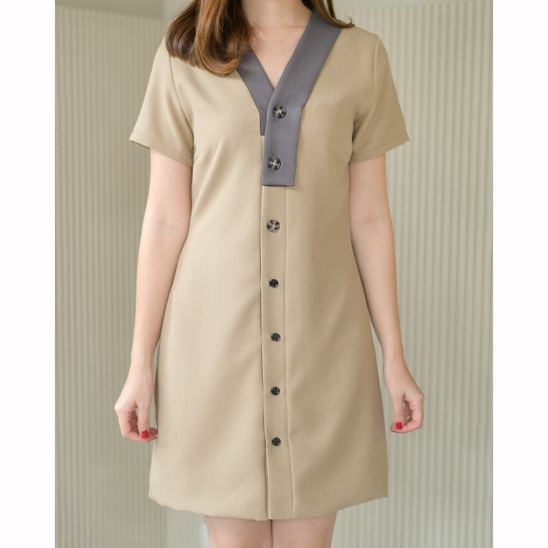 kudapy เดรสสั้นสีดำ/สีเทาฟ้า/สีโอวัลติน/สีม่วง แขนสั้น เล่นดีเทลกระดุมสองเฉดบนสาบหน้า ตัวสาบหน้าทำลิ้นด้านในไว้ยาวมาก