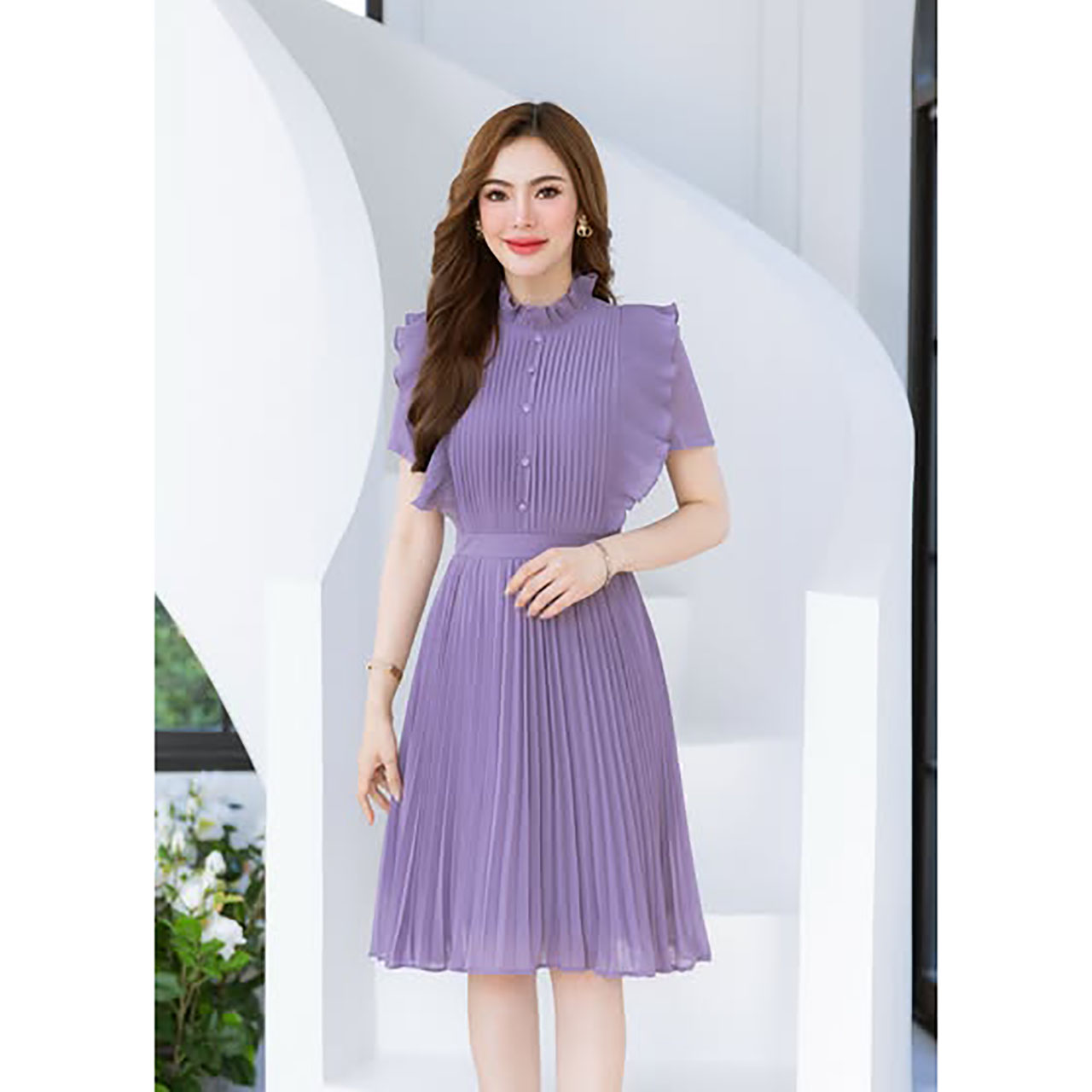 kudapy เดรสชีฟอง ดีเทลอัดพลีททั้งตัว ช่วงแขนเป็นดีเทลแขนปลีกอัดพลีทเล็ก ช่วงอกเย็บพลีทเป็นแนวเกล็ดแต่งกระดุม