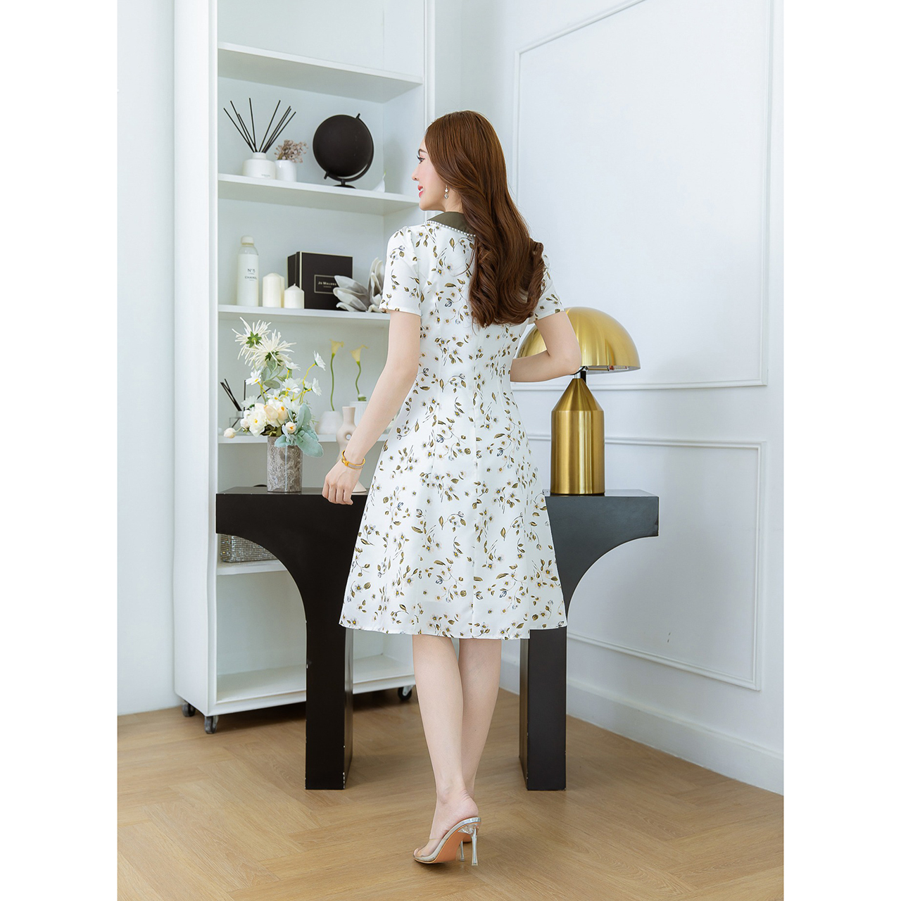 kudapy เดรสสั้นสีดำ/สีขาว คอปกมุกลายดอก แพทเทิร์นสวยคลาสสิคใส่ง่าย ดีเทลคอปกสีเขียว ช่วงเอวเพรียว