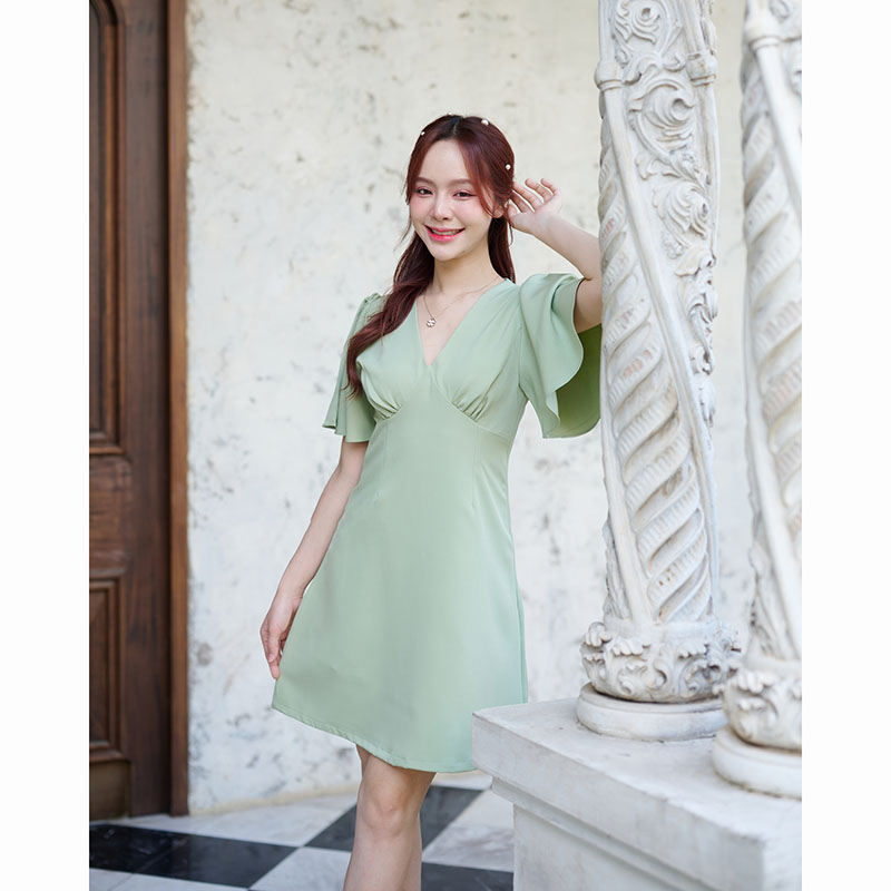 kudapy เดรสสั้นสีชมพู/สีเขียวมัทฉะ/สีครีม ตัวเสื้อเป็นคอวีจับจีบเดรปที่อก ต่อลงมาเป็นกระโปรงทรงเอบานเล็กๆ แขนเสื้อเป็นทรง Bell