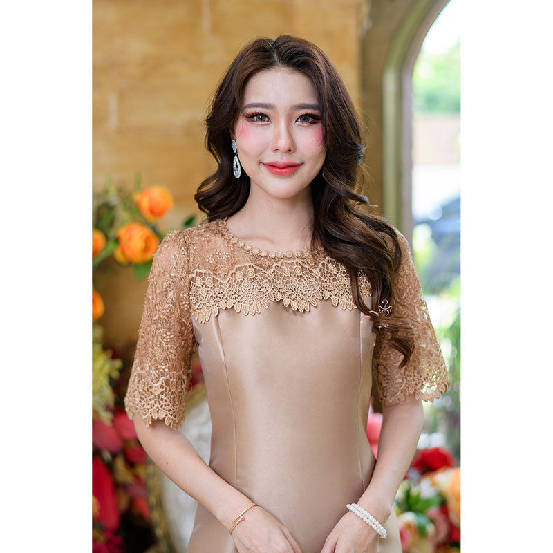 kudapy เดรสสั้นสีน้ำตาลทอ/สีชมพูอ่อน ผ้าไหมญี่ปุ่นช่วงอกและแขนต่อด้วยผ้าลูกไม้ใยบวบลายเชิงทุกจุด ทั้งช่วงแขนและด้านหน้าด้านหลัง