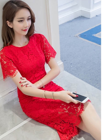 kudapy ชุดเดรสสีแดงออกงานยาวประมาณเข่ามาในผ้าลูกไม้เรียบหรู