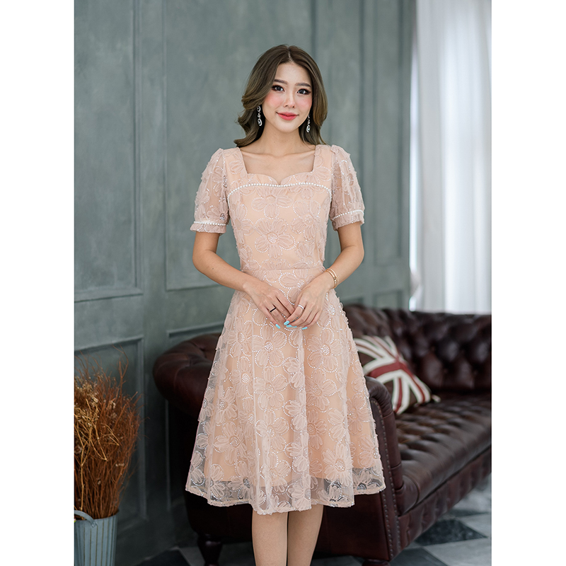 kudapy เดรสสั้นสีขาว/สีน้ำตาลทองอ่อน ผ้านุ่มฟูลายดอกไม้ ผ้าตาข่ายลายนูนฟู ลายดอกไม้ รอบดอกไม้ตกแต่งด้วยเลื่อมใสๆรอบดอกไม้