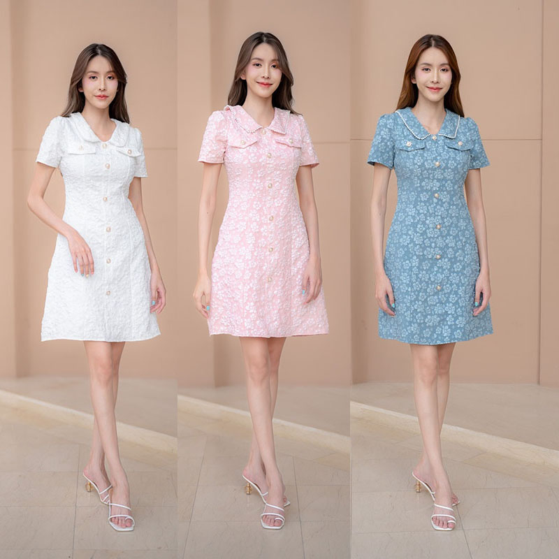 kudapy เดรสสั้นสีขาว/สีน้ำเงิน/สีชมพู ทรงเข้ารูปอัดลายดอกผ้านูน ปกคอบัว มีซิปด้านหลัง
