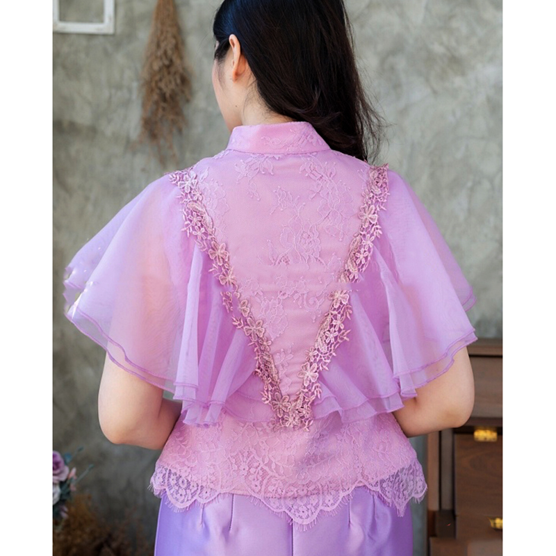 kudapy เสื้อลูกไม้ สีขาว/สีม่วง/สีชมพูอ่อน แต่งระบายรอบไหล่ เก็บเอวเข้าทรง งานสวยมาก