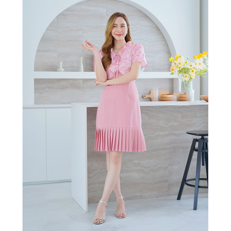 kudapy เดรสสั้นสีเหลือง/สีชมพู ลายดอกชายอัดพลีทอกผูกเชือก