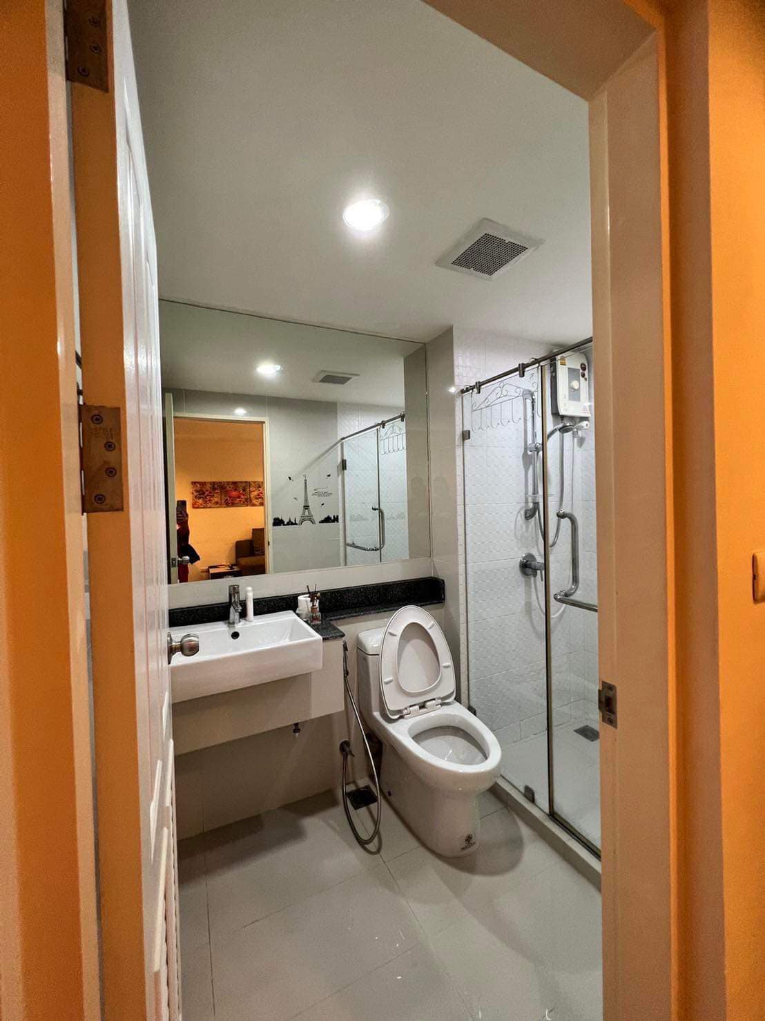 The Kris Ratchada 17 ให้เช่าห้องสวยน่าอยู่มีเครื่องซักผ้า สอบถามแอด Line ID : Smile-easy