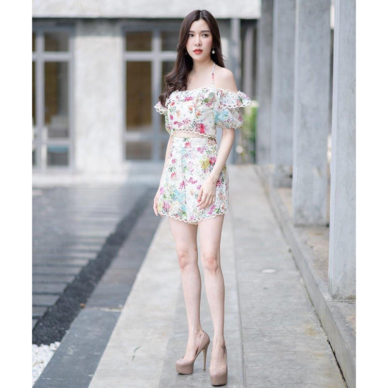 kudapy ชุดเชทเสื้อเปิดไหล่สีขาวครีม ช่วงแขนแต่งแขนตุ้กตา แต่งระบายรอบตัว