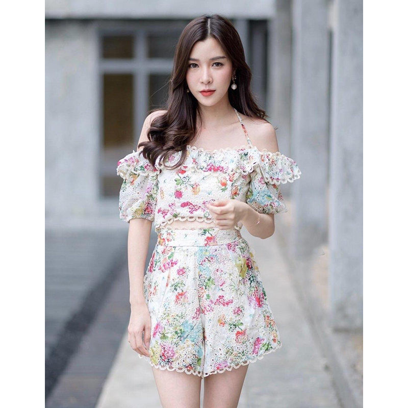 kudapy ชุดเชทเสื้อเปิดไหล่สีขาวครีม ช่วงแขนแต่งแขนตุ้กตา แต่งระบายรอบตัว