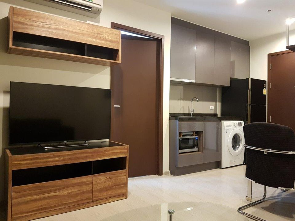 ให้เช่าคอนโด Rhythm Asoke (ริทึ่ม อโศก) - ห้องสวยเฟอร์ครบมีเครื่องซักผ้าชั้นสูง - การเดินทาง: MRT พระราม 9