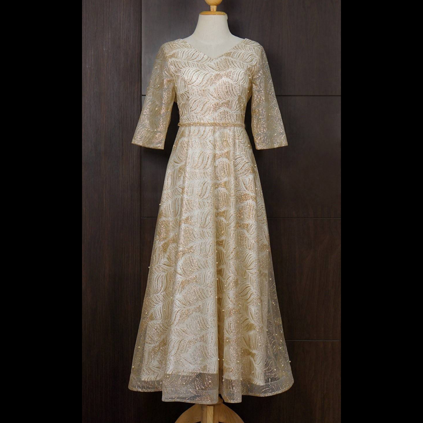 kudapy เดรสยาวออกงานตอกมุก ใช้ผ้าเนื้อดีประกายทอง ลายขนนก คอวี สีทอง งานสวยมาก