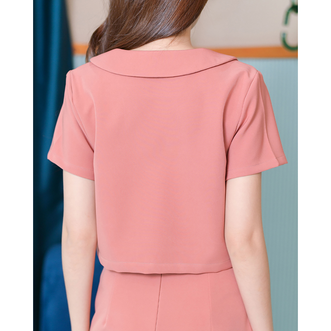 kudapy ชุดเสื้อทรงครอป ดีไซน์คอปก แต่งอกระบายพลีทสีขาวออฟไวท์ ติดกระดุมปั๊มเพิ่มความสวย