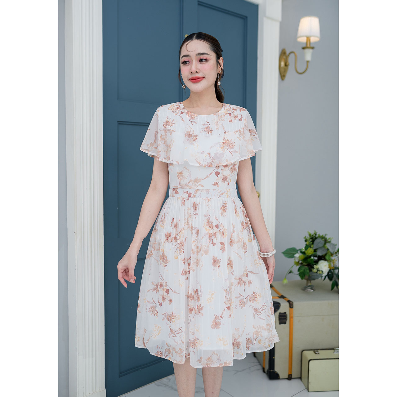 kudapy เดรสสั้นสีครีม/สีชมพูม่วง ผ้าชีฟองลายดอกทรงน่ารัก ช่วงอกระบายรอบตัวคลุมแขน เอวต่อ