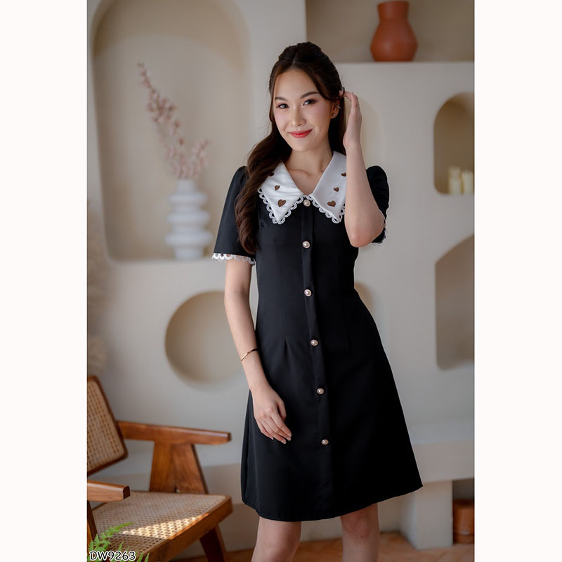 kudapy เดรสสั้นสีฟ้า/สีดำ/สีชมพู ทรงเข้ารูป ปกคอบัวปกลายหัวใจสุดคิ้วท์ แต่งกระดุม งานมีซิปด้านหลัง