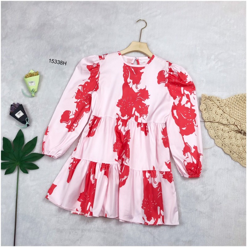 kudapy เดรสคอกลมสีเหลือง สีแดง แขนยาวชายระบายพิมลายกรฟฟิก ไปทะเล