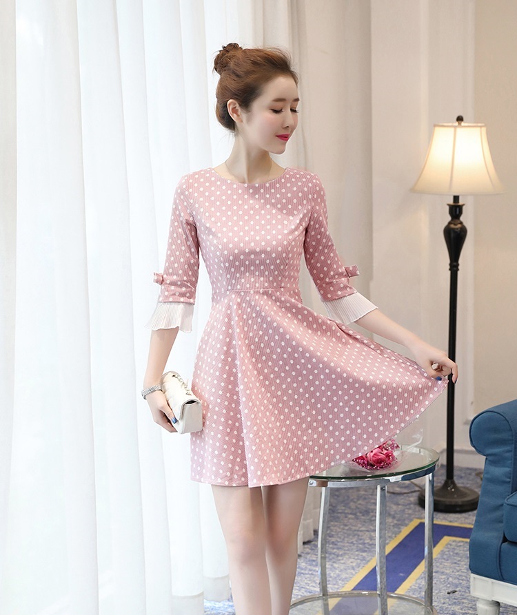 kudapy เดรสสั้นลายจุดสีชมพู /สีน้ำเงินกรมท่า เดรสคอกลมทรงเข้ารูป แต่งปลายแขนระบาย เย็บโบว์ติดตรงแขน มีซิปซ่อนด้านหลัง ผ้าค่อนข้างแข็ง