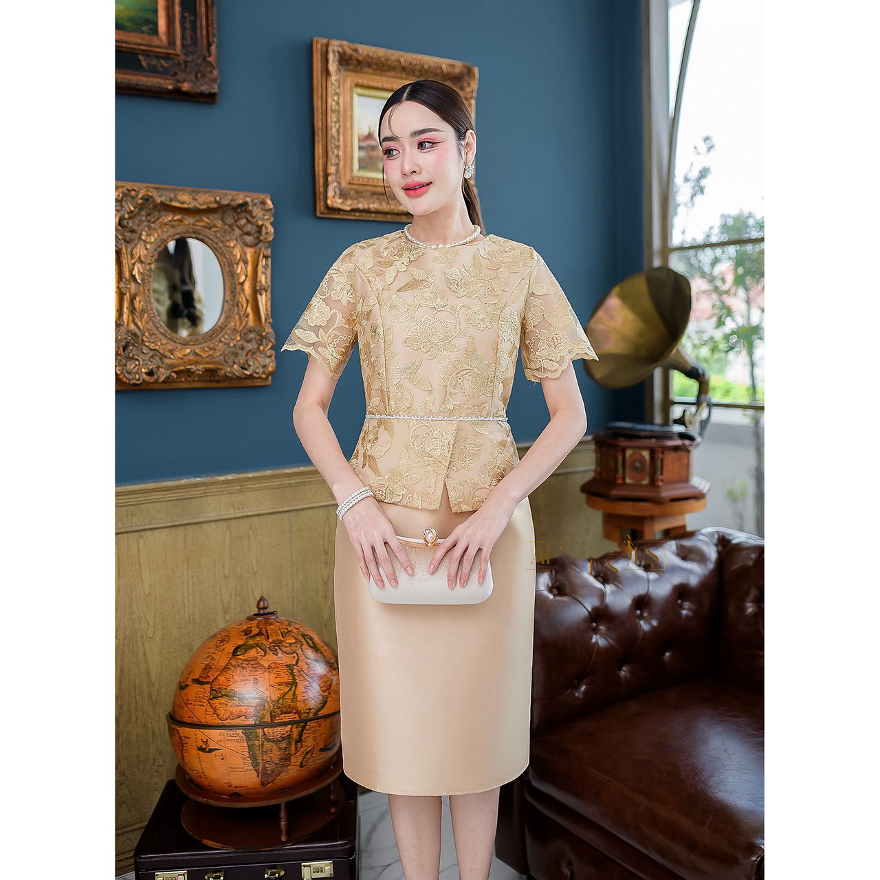 kudapy เดรสสั้นสีชมพู/สีทอง ผ้าไหมลูกไม้ งานตัวกระโปรงเป็นผ้าไหมตัวเสื้อเป็นลูกไม้ปัก