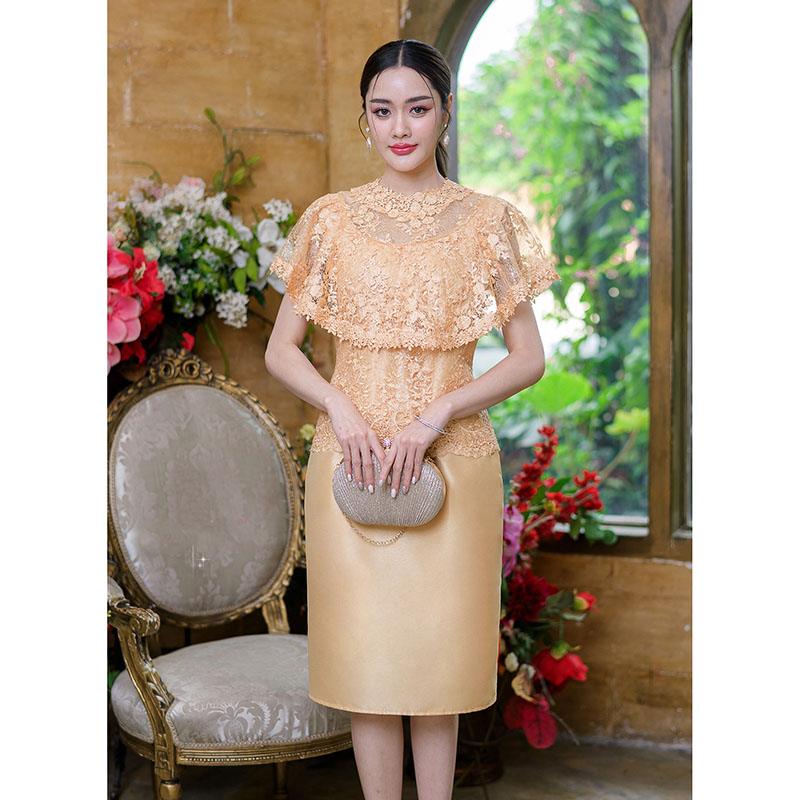 kudapy เดรสสั้นสีเหลืองทอง/สีเทา ผ้าลูกไม้เงาผสมผ้าไหม ด้านบนเป็นงานผ้าลูกไม้คลุมไหล่ระบายแต่งรอบคอด้วยลูกไม้สวยหรู กระโปรงเป็นงานผ้าไหมญี่ปุ่น