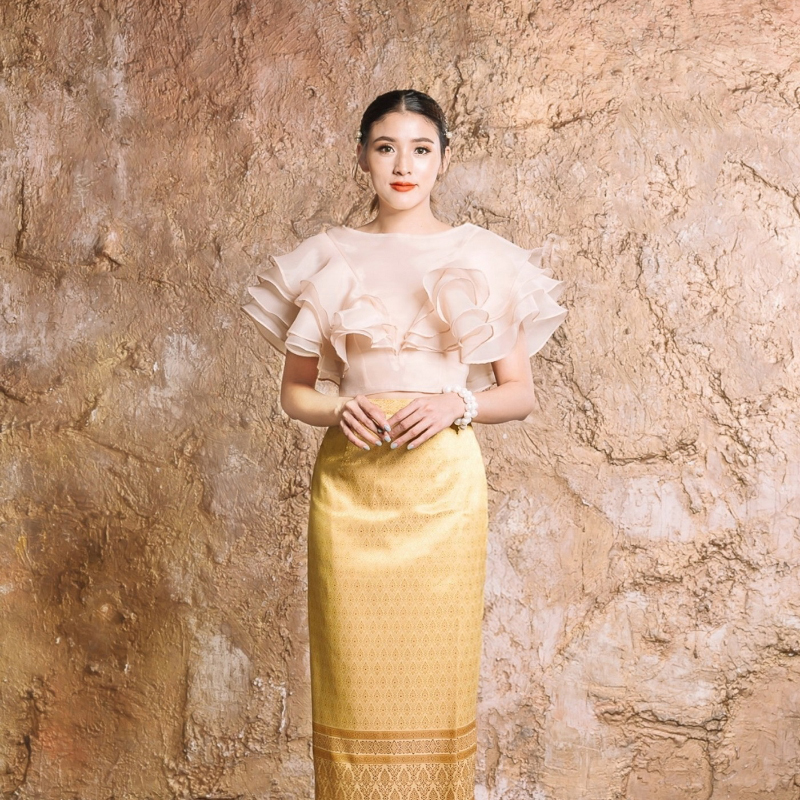 kudapy เสื้อไปงาน ผ้าแก้วคอปาดแคบสีครีม/สีม่วง แต่งระบายช่วงแขนเป็นทรงหน้าอก V Shape ระบาย 4 ชั้นสวยหรูมากๆค่ะรุ่นนี้