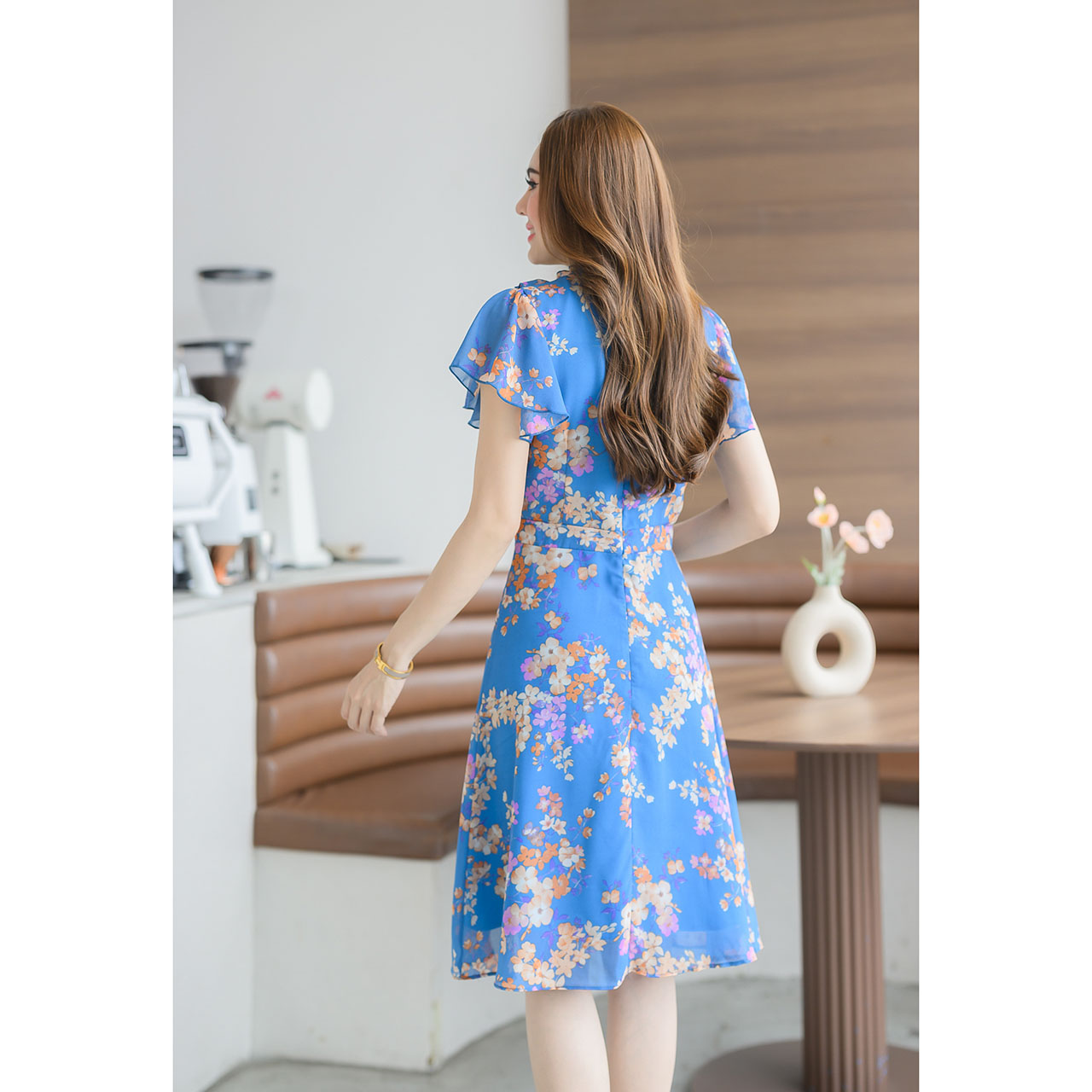 kudapy เดรสสั้นสีฟ้า ผ้าชีฟองลายดอก แต่งระบายช่วงไหล่และมีดีเทลแต่งกระดุมผูกโบว์ สวยหวานลงตัว