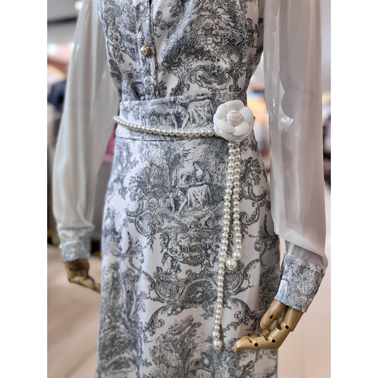 kudapy เซ็ทเสื้อมาพร้อมกระโปรงยาว ลายพิมพ์โทนสีฟ้า-ขาว สไตล์วินเทจ แขนเสื้อผ้าเชียร์บาง แขนยาว ปลายแขนตัดด้วยดีเทลลายเดียวกับกระโปรง