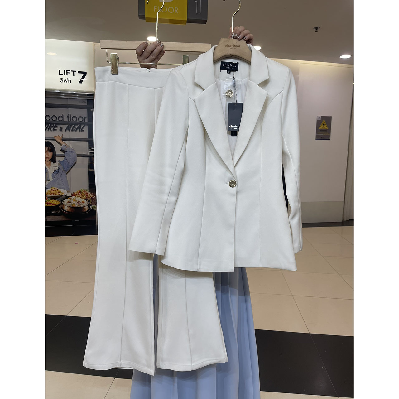 kudapy ชุดสูทมินิมอล ตัวเสื้อสูทแต่งกระดุมทองด้วยหน้า 1 เม็ด เสริมฟองน้ำบางๆ มีซับในทั้งตัว มาพร้อมกับกางเกงทรง Flare เย็บตีเกล็ดหน้า