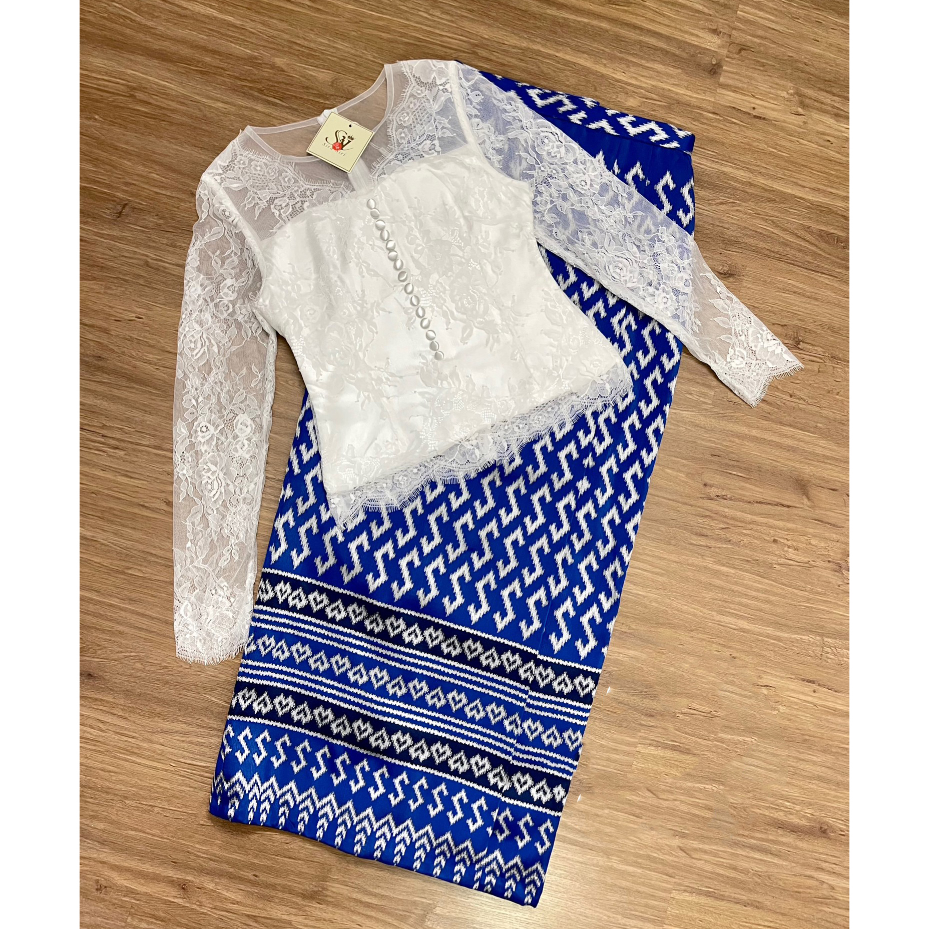 kudapy เสื้อลูกไม้เนื้อนิ่มแขนยาวสีขาว+ผ้าถุงสีม่วง สีกรมท่า สีชมพู ชุดไปงานแต่งเนื้อแน่น ผ้าทอลายอย่างดี