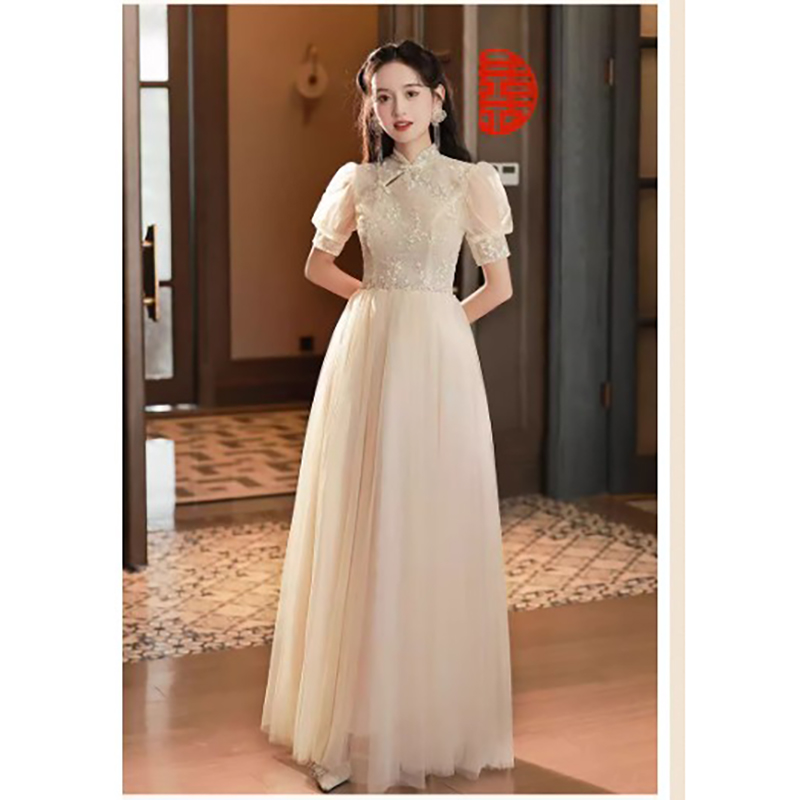 kudapy ชุดราตรีออกงานยาวสีครีม ตัวเสื้อปักลายดอกไม้ สม๊อคหลัง มีฟองน้ำซับในบางๆช่วงหน้าอกให้ชุดดูเป็นทรง กระโปรงผ้าโปร่ง