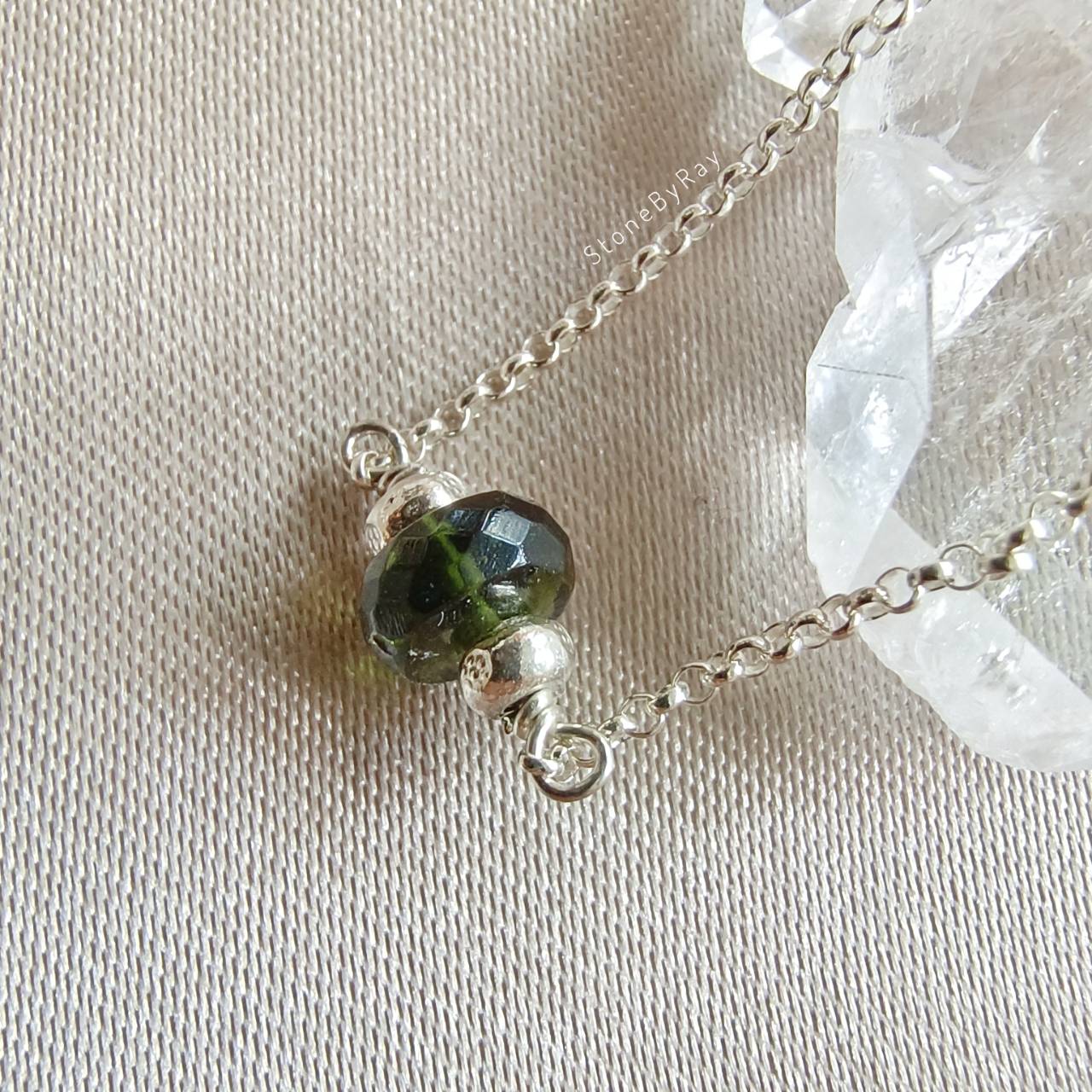 สร้อยคอเงินจี้สะเก็ดดาวโมดาไวต์ Moldavite