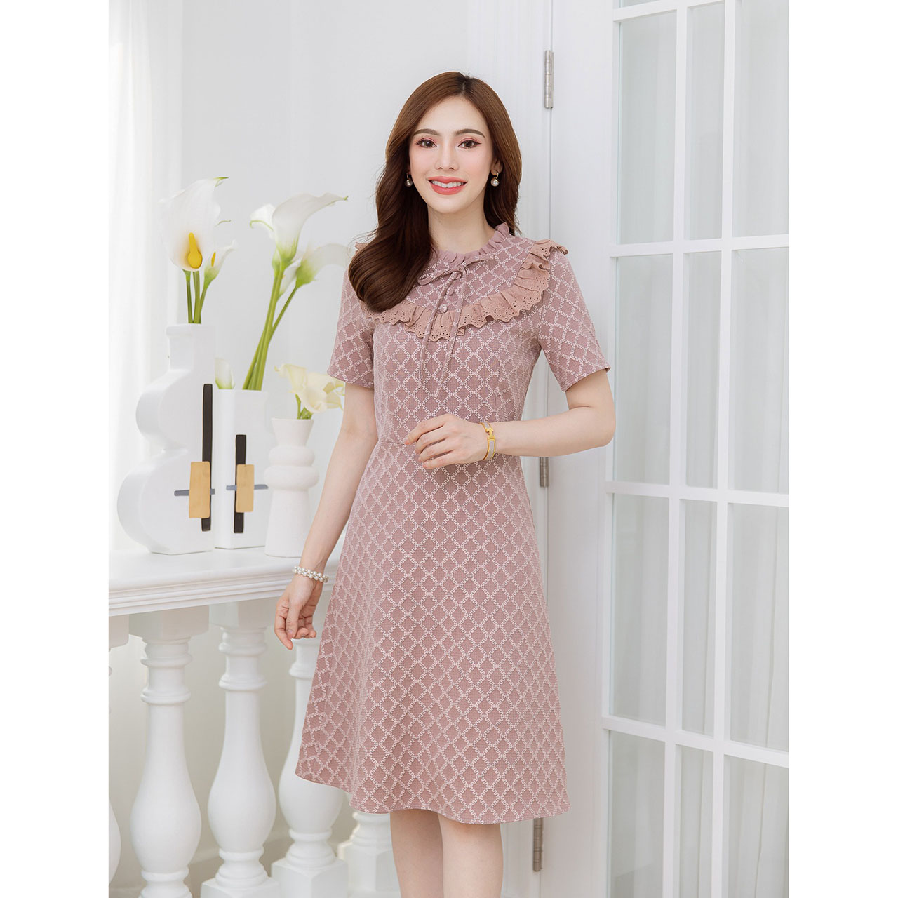 kudapy เดรสสั้นสีแดง/สีชมพู ผ้าแจ็คกาด ผ้าสวยมีเทคเจอร์ มีดีเทลช่วงอกแต่งด้วยผ้าเชิงคอตตอนฉลุ เป็นระบายสวยหวาน