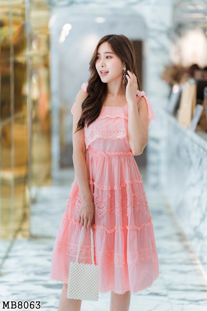 เดรสสั้นแขนกุดสีชมพู เอวจั้มยืดหยุนได้ ไหล่ปรับได้หลายระดับ แต่งผ้าด้านหน้าอก ให้ดูพริ้ว SMLXL