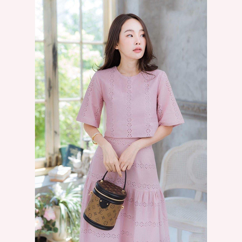 kudapy ชุดงานเซตสีขาว เสื้อคร้อปสั้น มาคู่กันกับ กระโปรงเอวสูงแต่งระบายชายผ้าทิ้งตัว ทรงสวยตามแบบค่ะ