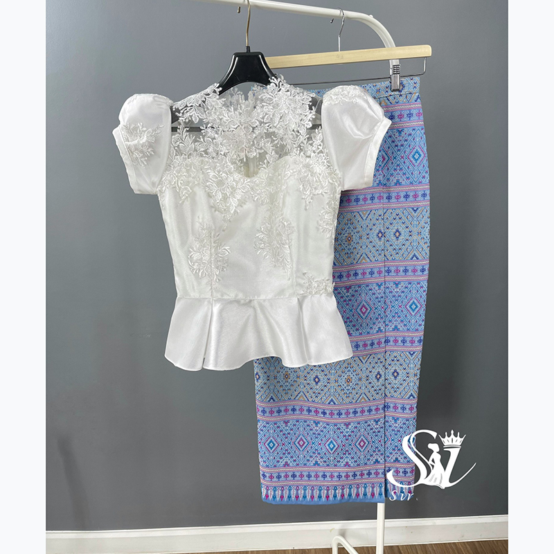 kudapy เสื้อลูกไม้แขนตุ๊กตา แต่งชายระบาย ซับในด้วยผ้าไหมอัดกาว ซิปซ่อนหลัง แมทช์ผ้าถุง สำเร็จรูป