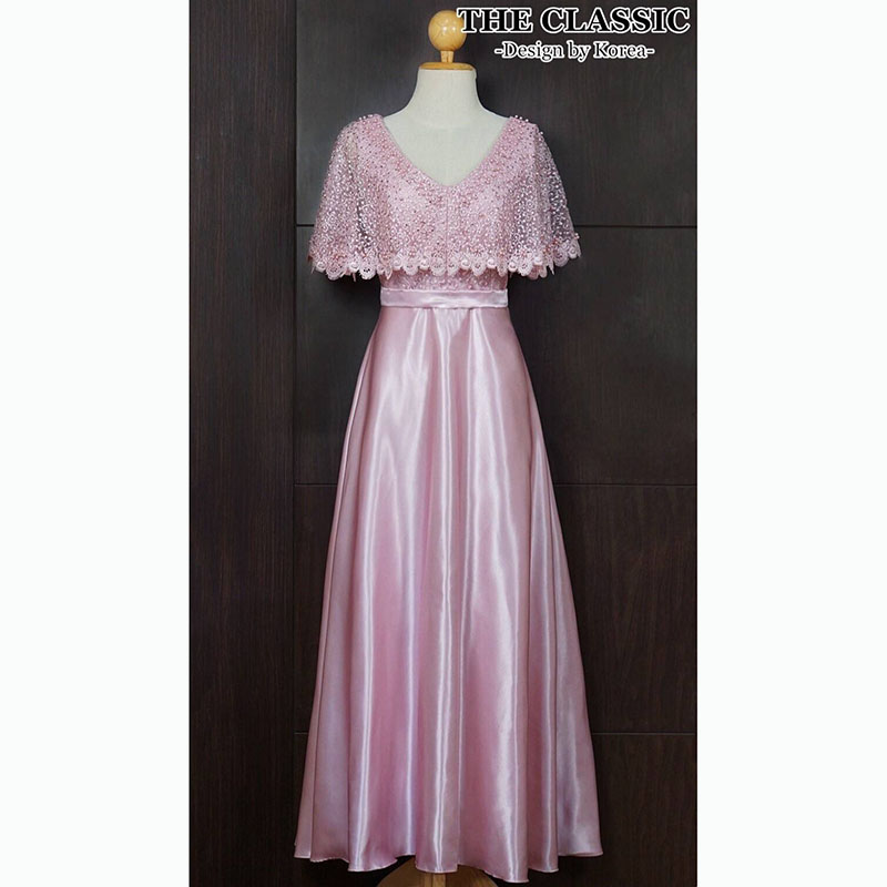 kudapy เดรสยาว อกหมุดมุกสีชมพู ช่วงบนใช้ผ้างานปัก แต่งขอบลูกไม้ ตอกหมุดมุกสีชมพู แต่งเพชรชมพู ช่วงล่างยาวบานพริ้ว