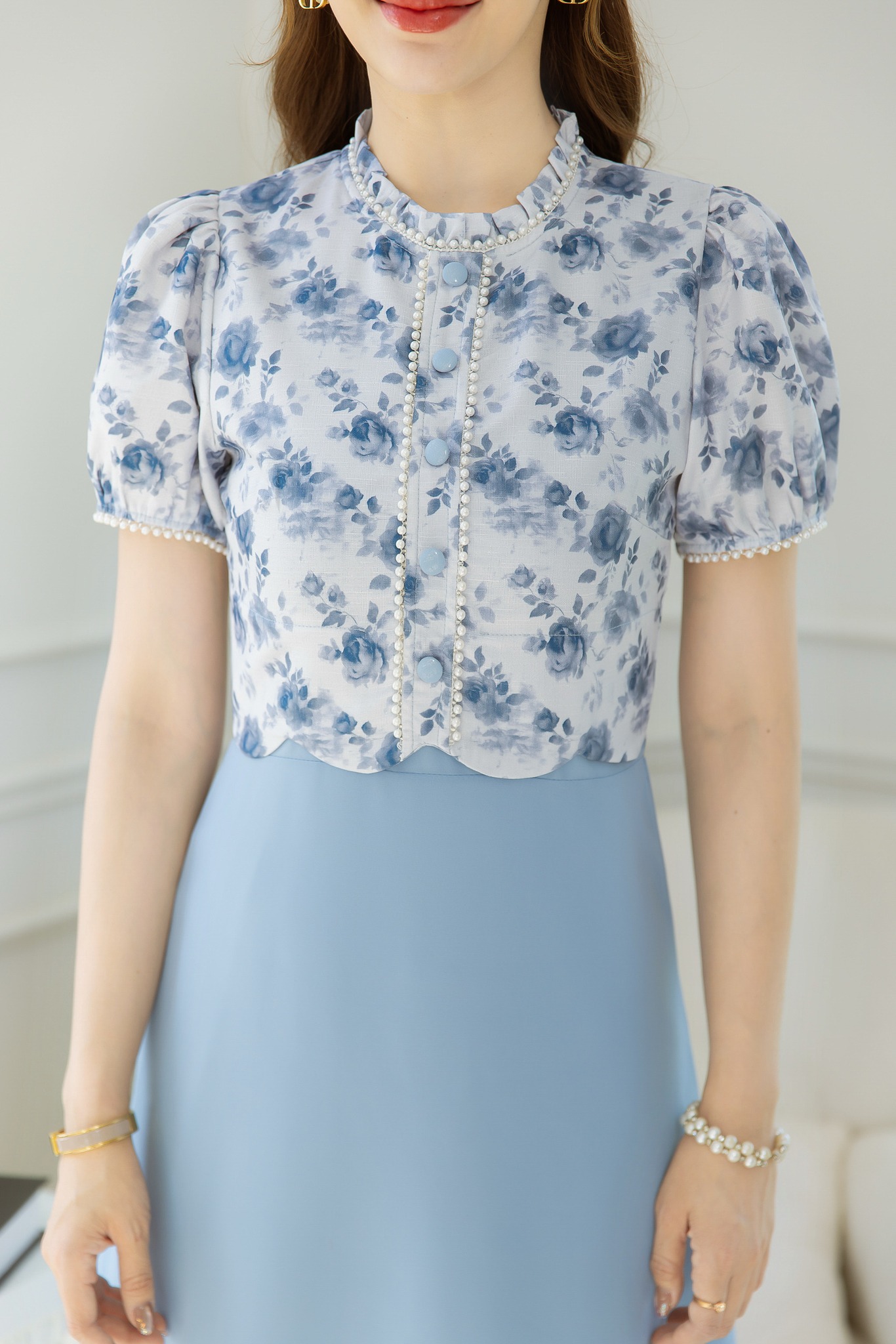 kudapy เดรสคอจีบเอวเคริฟแต่งมุก สวยหวานดูแพง ช่วงตัวใช้ผ้าพิมพ์ลายดอกอัดกาว กระโปรงเป็นผ้าชีฟอง