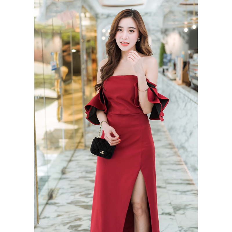 kudapy เดรสยาวสีแดง เปิดไหล่ตัวยาวผ่าหน้า