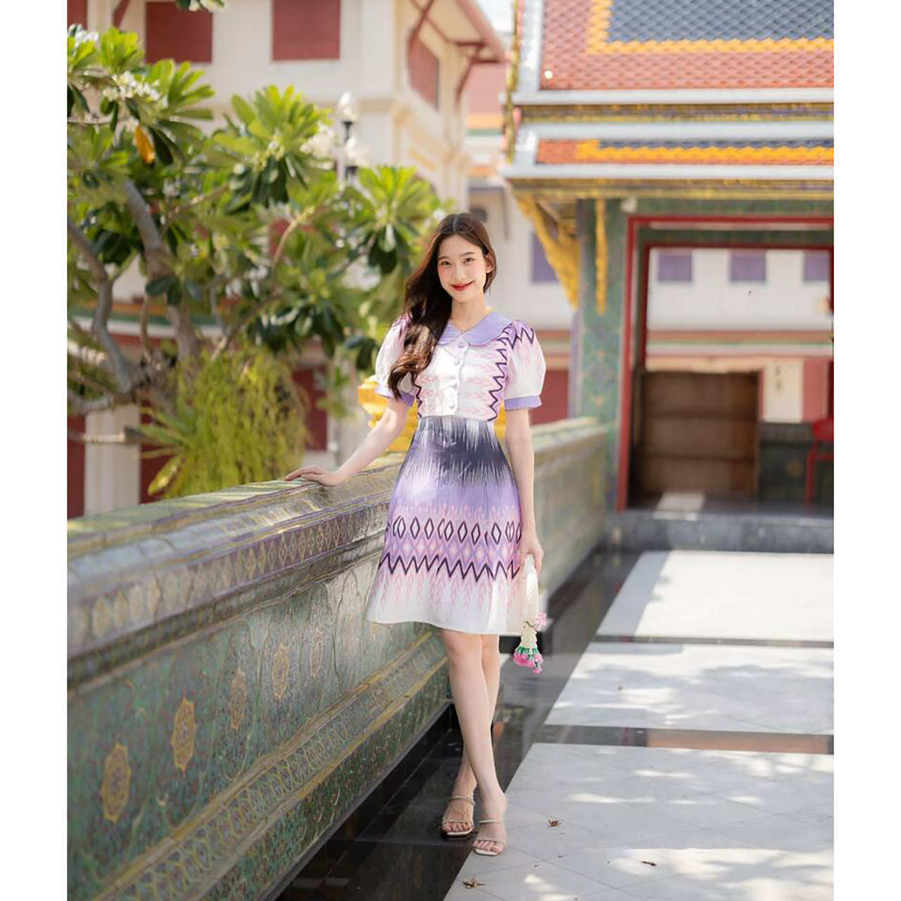 kudapy เดรสสั้นสีขาว/สีชมพู ผ้าลายไทยคอหยักแต่งกระดุมทรงบาน